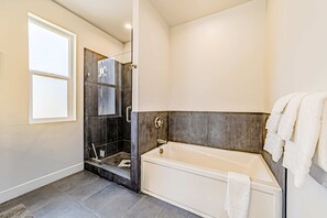 Shower, hair dryer, towels - Modern & stylish getaway with fireplace, WiFi, AC, & W/D - walk to beach (Gold Beach)