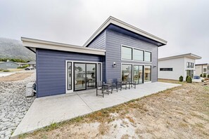 Exterior - Modern & stylish getaway with fireplace, WiFi, AC, & W/D - walk to beach (Gold Beach)