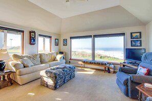 TV, DVD player, stereo, offices - Oceanfront Home with Ocean Views - Walking Distance to Eateries and Shops (Newport)
