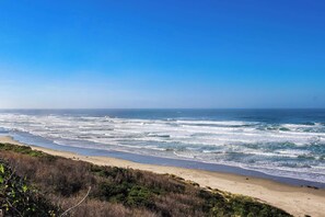 Beach - Oceanfront Home with Ocean Views - Walking Distance to Eateries and Shops (Newport)