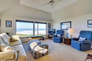 TV, DVD player, stereo, offices - Oceanfront Home with Ocean Views - Walking Distance to Eateries and Shops (Newport)