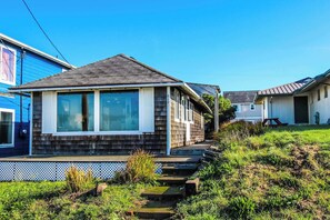Exterior - Oceanfront Home with Ocean Views - Walking Distance to Eateries and Shops (Newport)