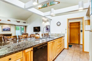 Fridge, microwave, oven, stovetop - Vintage mountain home with private hot tub & SHARC access - dogs welcome (Sunriver)