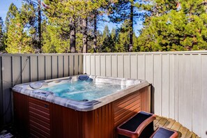 Outdoor spa tub - Vintage mountain home with private hot tub & SHARC access - dogs welcome (Sunriver)