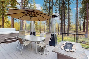 Outdoor dining - Spacious dog-friendly home with private hot tub, deck, basketball court & WIFI (Black Butte Ranch)