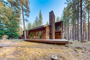 Exterior - Spacious dog-friendly home with private hot tub, deck, basketball court & WIFI (Black Butte Ranch)