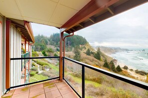 Property grounds - Sweeping Oceanfront Views Await Tranquil Condo with Balcony, Beach Access, W&D (Brookings)
