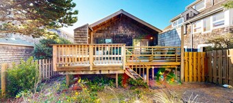 Charming, oceanfront cottage with WiFi & easy beach access