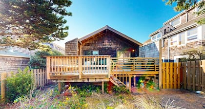 Charming, oceanfront cottage with WiFi & easy beach access
