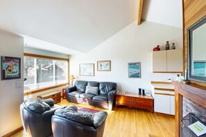 Living area - Charming, oceanfront cottage with WiFi & easy beach access (Cannon Beach)