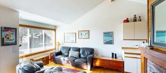 Charming, oceanfront cottage with WiFi & easy beach access