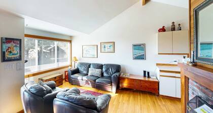 Charming, oceanfront cottage with WiFi & easy beach access