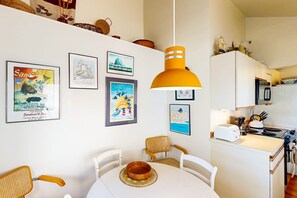 Private kitchen - Charming, oceanfront cottage with WiFi & easy beach access (Cannon Beach)