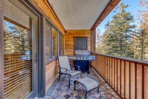 Property grounds - Lovely mountain condo with shared pool, hot tub, sauna & balcony views & free WiFi (Government Camp)