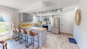 Private kitchen - Bright home with large yard, deck & firepit - walk to the beach (Ocean Park)