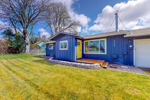 Exterior - Bright home with large yard, deck & firepit - walk to the beach (Ocean Park)