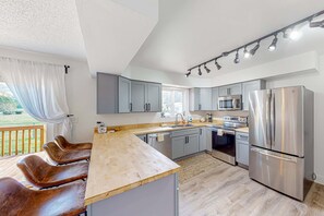 Private kitchen - Bright home with large yard, deck & firepit - walk to the beach (Ocean Park)