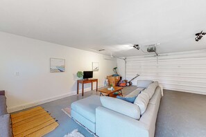 Living area - Bright home with large yard, deck & firepit - walk to the beach (Ocean Park)