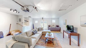 Living area - Bright home with large yard, deck & firepit - walk to the beach (Ocean Park)