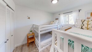Room - Bright home with large yard, deck & firepit - walk to the beach (Ocean Park)