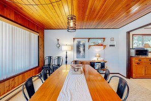Dining - Hidden Oasis - House in Manzanita with 3 decks, walk to the beach (Manzanita)