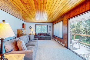 TV, DVD player, offices - Hidden Oasis - House in Manzanita with 3 decks, walk to the beach (Manzanita)