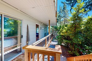 Property grounds - Hidden Oasis - House in Manzanita with 3 decks, walk to the beach (Manzanita)