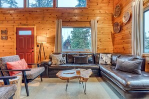 Living area - Dog-Friendly, 3-Story Home + Loft w/Deck, Private Hot Tub, Gas Grill, Pool Table (Government Camp)