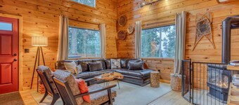 Dog-Friendly, 3-Story Home + Loft w/Deck, Private Hot Tub, Gas Grill, Pool Table