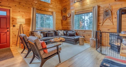 Dog-Friendly, 3-Story Home + Loft w/Deck, Private Hot Tub, Gas Grill, Pool Table