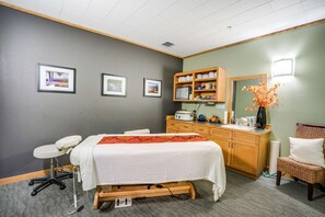 Spa - Secluded delight with pools, private hot tub, & central AC (Black Butte Ranch)