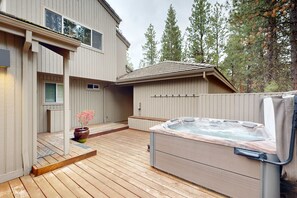 Terrace/patio - Secluded delight with pools, private hot tub, & central AC (Black Butte Ranch)