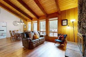 TV, fireplace - Secluded delight with pools, private hot tub, & central AC (Black Butte Ranch)