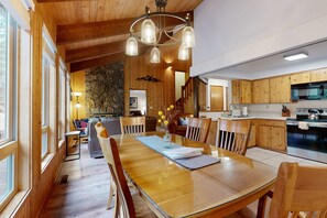 Dining - Secluded delight with pools, private hot tub, & central AC (Black Butte Ranch)