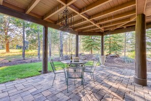 Outdoor dining - Lovely home with pool, hot tub, sauna, balcony, & washer/dryer (Sunriver)