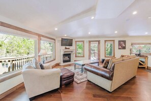 TV, fireplace, offices - Lovely home with pool, hot tub, sauna, balcony, & washer/dryer (Sunriver)