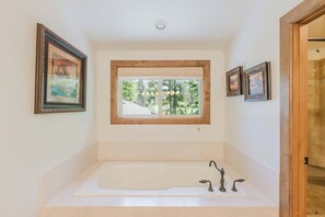 Shower, hair dryer, towels, shampoo - Lovely home with pool, hot tub, sauna, balcony, & washer/dryer (Sunriver)