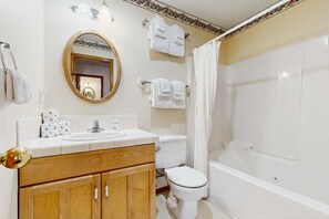 Shower, hair dryer, towels - Large home 1 block from the beach with ocean view, game room, fireplace & WiFi (Seaside)
