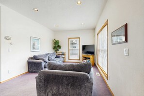 TV, fireplace, DVD player, table football - Large home 1 block from the beach with ocean view, game room, fireplace & WiFi (Seaside)