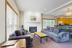 TV, fireplace, DVD player, table football - Large home 1 block from the beach with ocean view, game room, fireplace & WiFi (Seaside)