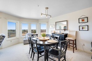 Dining - Sunny & stylish oceanfront condo with WiFi, washer/dryer & private balcony (Long Beach)