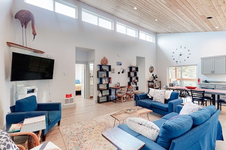 TV, offices. Beachy, Dog-Friendly Home Near the Coast with Free WiFi & a Kitchenette