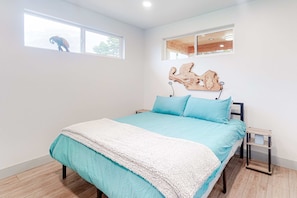2 bedrooms, desk, WiFi, bed sheets - Beachy, Dog-Friendly Home Near the Coast with Free WiFi & a Kitchenette (Bandon)
