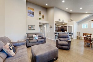 TV, fireplace, video games, offices - Charming Home with a Private Hot Tub, SHARC Passes, Fast WiFi, and Central AC (Sunriver)