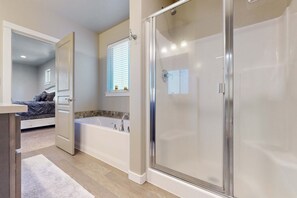 Shower, hair dryer, towels, shampoo - Charming Home with a Private Hot Tub, SHARC Passes, Fast WiFi, and Central AC (Sunriver)