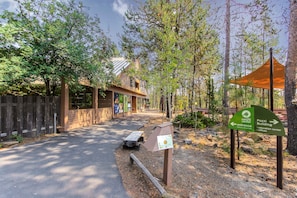 Exterior - Charming Home with a Private Hot Tub, SHARC Passes, Fast WiFi, and Central AC (Sunriver)