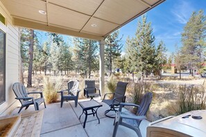 Terrace/patio - Charming Home with a Private Hot Tub, SHARC Passes, Fast WiFi, and Central AC (Sunriver)