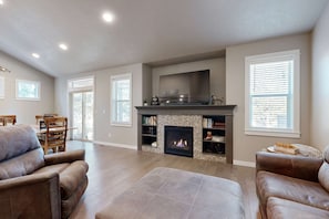 TV, fireplace, video games, offices - Charming Home with a Private Hot Tub, SHARC Passes, Fast WiFi, and Central AC (Sunriver)