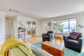 Interior - Modern, river-view home with 2 decks, Ping-Pong, fireplace & washer/dryer (Stevenson)