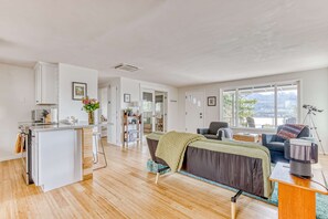 Interior - Modern, river-view home with 2 decks, Ping-Pong, fireplace & washer/dryer (Stevenson)